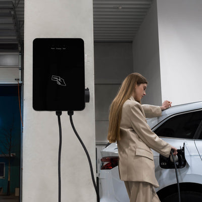 Produktbild Weibliches Model lädt E-Auto, neben ihr links ist das Popper Power Wallbox 11kW/22kW mit Typ 2 Ladekabel 5 Meter - Ladeleistung einstellbar bis 16A - 1 & 3 phasig - LadestTyp2 mit RFID Karteation E Auto/Hybrid Auto